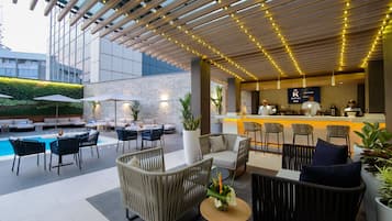 2 bars/lounges, lobby lounge