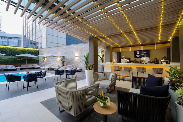 2 bars/lounges, lobby lounge - K Hotel Douala (Douala)