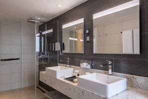 Junior Suite, 1 Katil Ratu (Queen) | Bilik Mandi | Hulu semburan mandi hujan, kelengkapan dandanan diri berjenama 