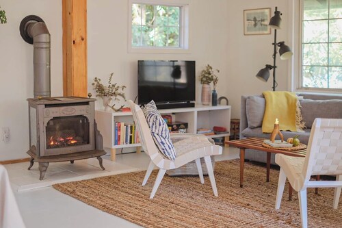Boutique Cabin w/ Lake Access, Canoe, SUPs, Inner Tubes, BBQ, Fire Pit, Fireplace—Renovated & Chic