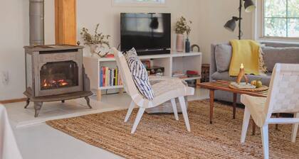 Boutique Cabin w/ Lake Access, Canoe, SUPs, Inner Tubes, BBQ, Fire Pit, Fireplace—Renovated & Chic