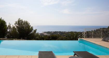 Villa with stupendous view overlooking sea, Apartment 2 (Caroline)