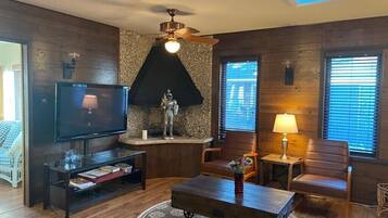 Smart TV, libros y monitor de computadora