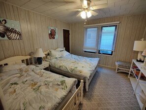 4 bedrooms, desk, iron/ironing board, free WiFi - Waterfront home with amazing views! (Michiana)