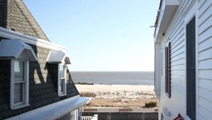 Una casa de techo inclinado con vista al mar.