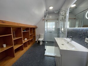 Badewanne, Haartrockner, Handtücher