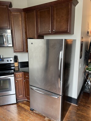 Kühlschrank, Mikrowelle, Ofen, Herdplatte