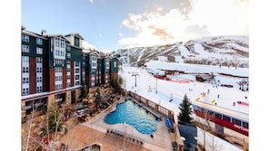 Un hôtel doté d'une piscine, de pistes de ski et situé dans un cadre montagneux.