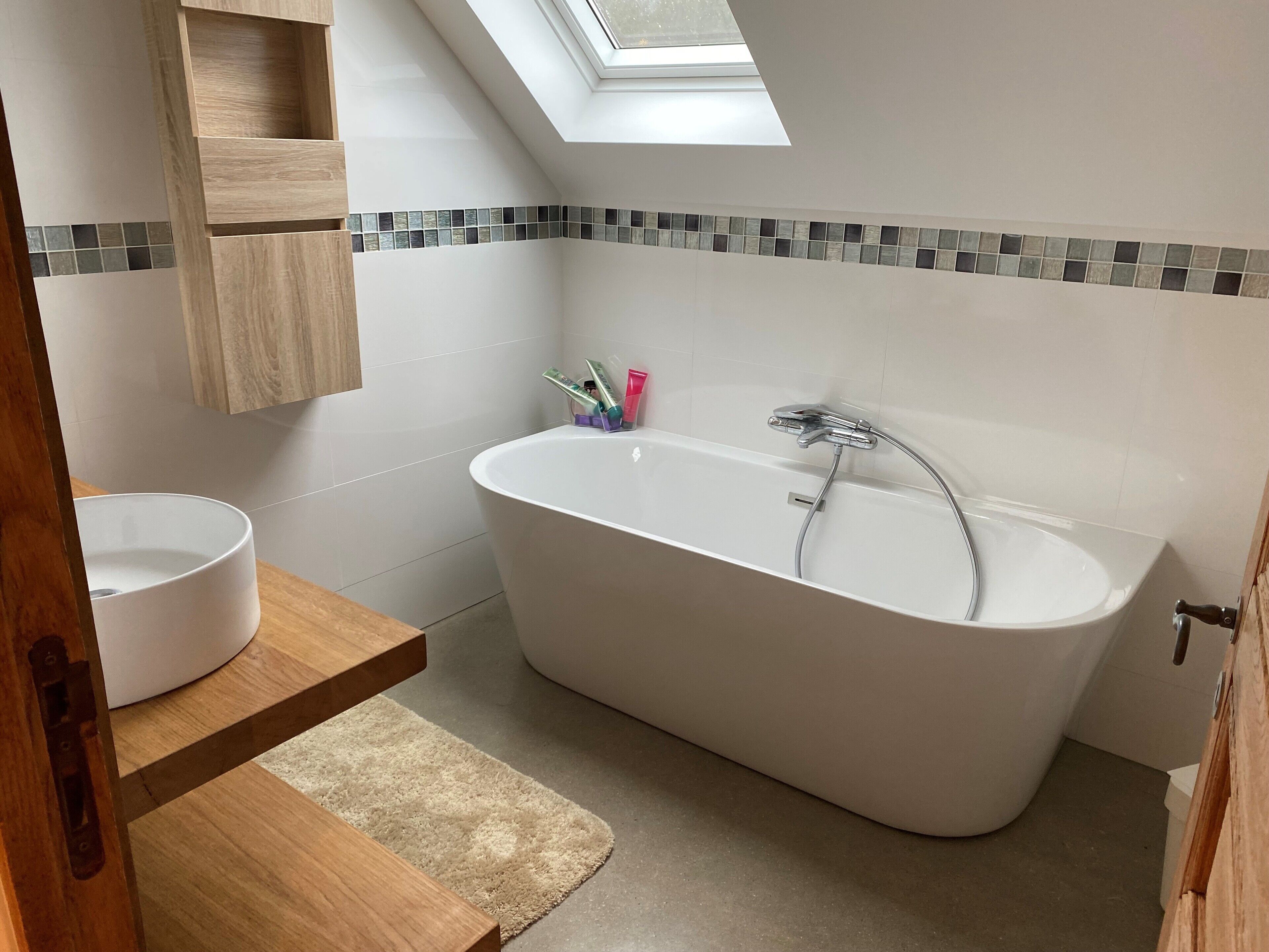 Baignoire, serviettes fournies, savon, papier toilette