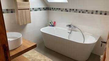 Een bad, handdoeken, zeep, toiletpapier