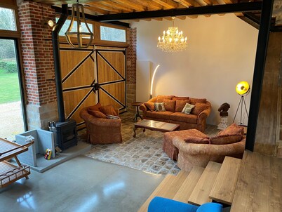 Loft-style apartment beside a golf course in the countryside near Fontainebleau.