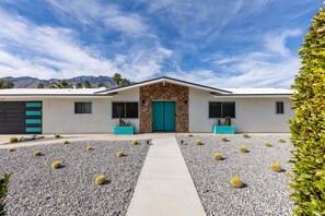 Exterior - Desert Daydreams – Luxe Palm Springs Pool Home (Palm Springs)