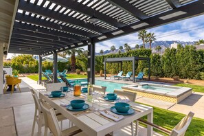 Outdoor dining - Desert Daydreams – Luxe Palm Springs Pool Home (Palm Springs)