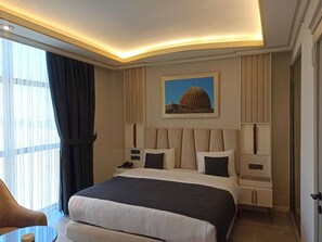 Luxe beddengoed, een minibar, een bureau, geluiddichte muren