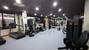 A gym with treadmills, elliptical machines, and weight equipment. - Anemon Mardin Otel (Kiziltepe)
