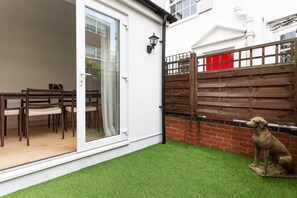 Outdoor dining - Edge Street IV by onefinestay (London)