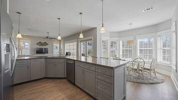 House, 4 Bedrooms | Private kitchenette