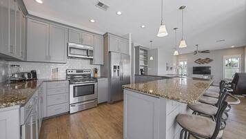 House, 4 Bedrooms | Private kitchenette