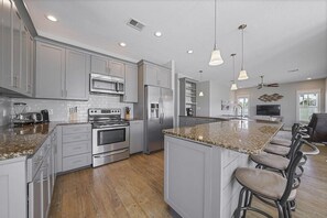 House, 4 Bedrooms | Private kitchenette