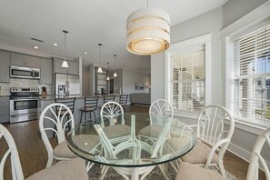 House, 4 Bedrooms | Dining