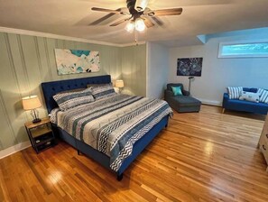 6 bedrooms, desk, iron/ironing board, travel cot