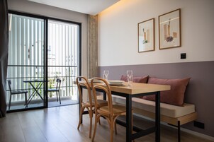 华丽开间套房 | 高档床上用品、羽绒被、记忆海绵床垫、客房内保险箱