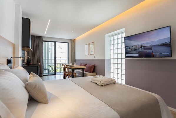 Deluxe Studio Suite | Premium bedding, down comforters, memory foam beds, in-room safe - Alinea Urban Saripolou Square (Limassol)