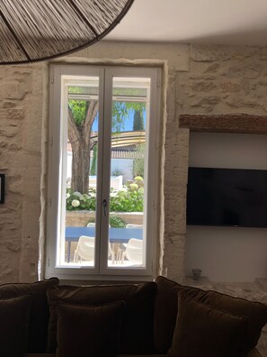 Smart TV, fireplace