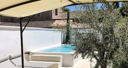 The air-conditioned Mas d'Arthur, in the center of St Rémy, with garden and swimming pool
