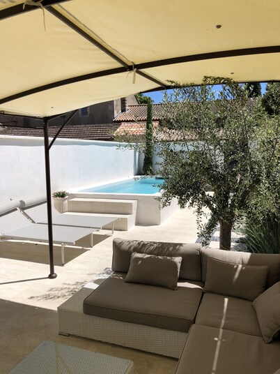 The air-conditioned Mas d'Arthur, in the center of St Rémy, with garden and swimming pool