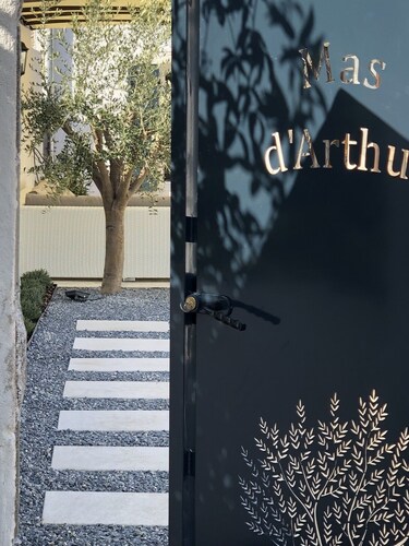 The air-conditioned Mas d'Arthur, in the center of St Rémy, with garden and swimming pool