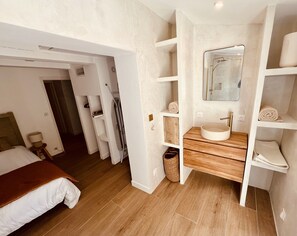 4 bedrooms, in-room safe, desk, iron/ironing board
