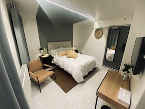 1 bedroom, in-room safe, iron/ironing board, free WiFi
