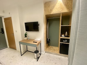 1 bedroom, in-room safe, iron/ironing board, free WiFi