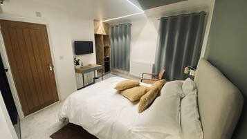 1 bedroom, in-room safe, iron/ironing board, free WiFi