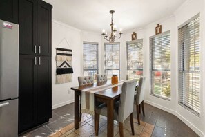 Dining - Luxury Modern 4BR | Hot Tub | Mins to DT & Rainey (Austin)