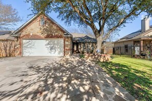 Exterior - Luxury Modern 4BR | Hot Tub | Mins to DT & Rainey (Austin)