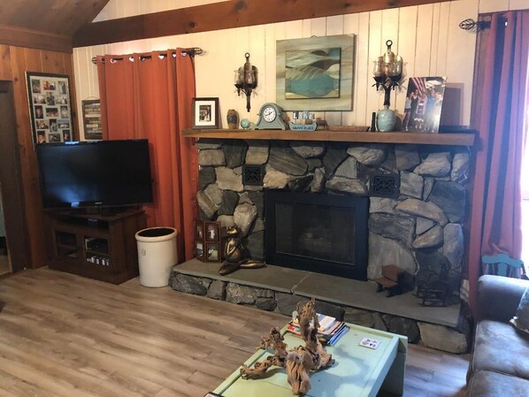 Smart-tv, een open haard, boeken en een muziekbibliotheek