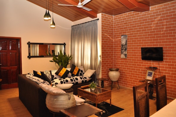 Smart TV - Santa Monica Home Lodge (New Akrade)