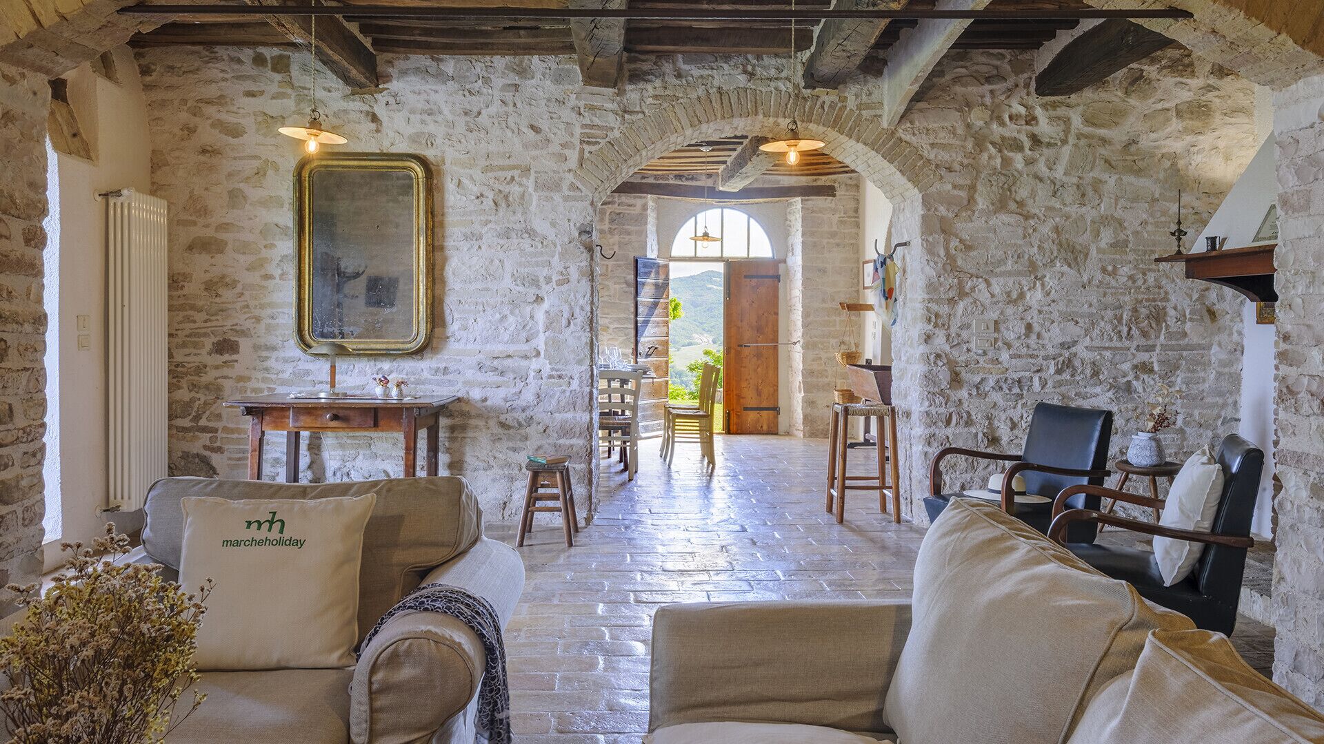 Télévision, cheminée, livres