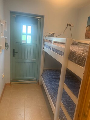 3 bedrooms, iron/ironing board, travel crib, free WiFi - Bright and Airy cottage close to the beach (Portballintrae)