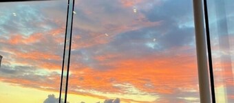 Bright and Airy cottage close to the beach