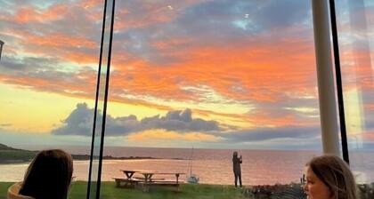 Bright and Airy cottage close to the beach