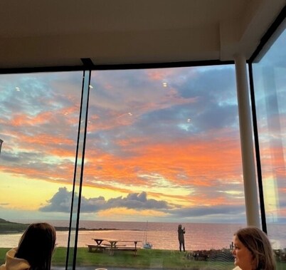 Bright and Airy cottage close to the beach