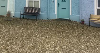 Bright and Airy cottage close to the beach