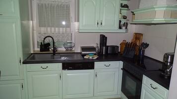 Geladeira, micro-ondas, cooktop, lava-louças