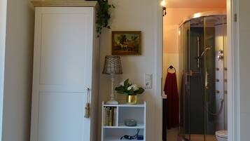 Chuveiro, secador de cabelo, toalhas de banho, papel higiênico