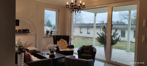 Smart-TV, peis, bøker og filmbibliotek