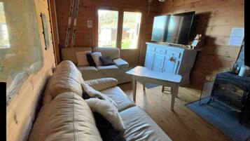 Télévision, baby-foot, table de tennis de table