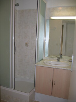 Bathroom - 1-bedroom apartment, south-facing terrace, swimming pool, parking space (La Rochelle)